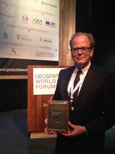 Godfried Barnasconi neemt Best Exhibitor Award in ontvangst 